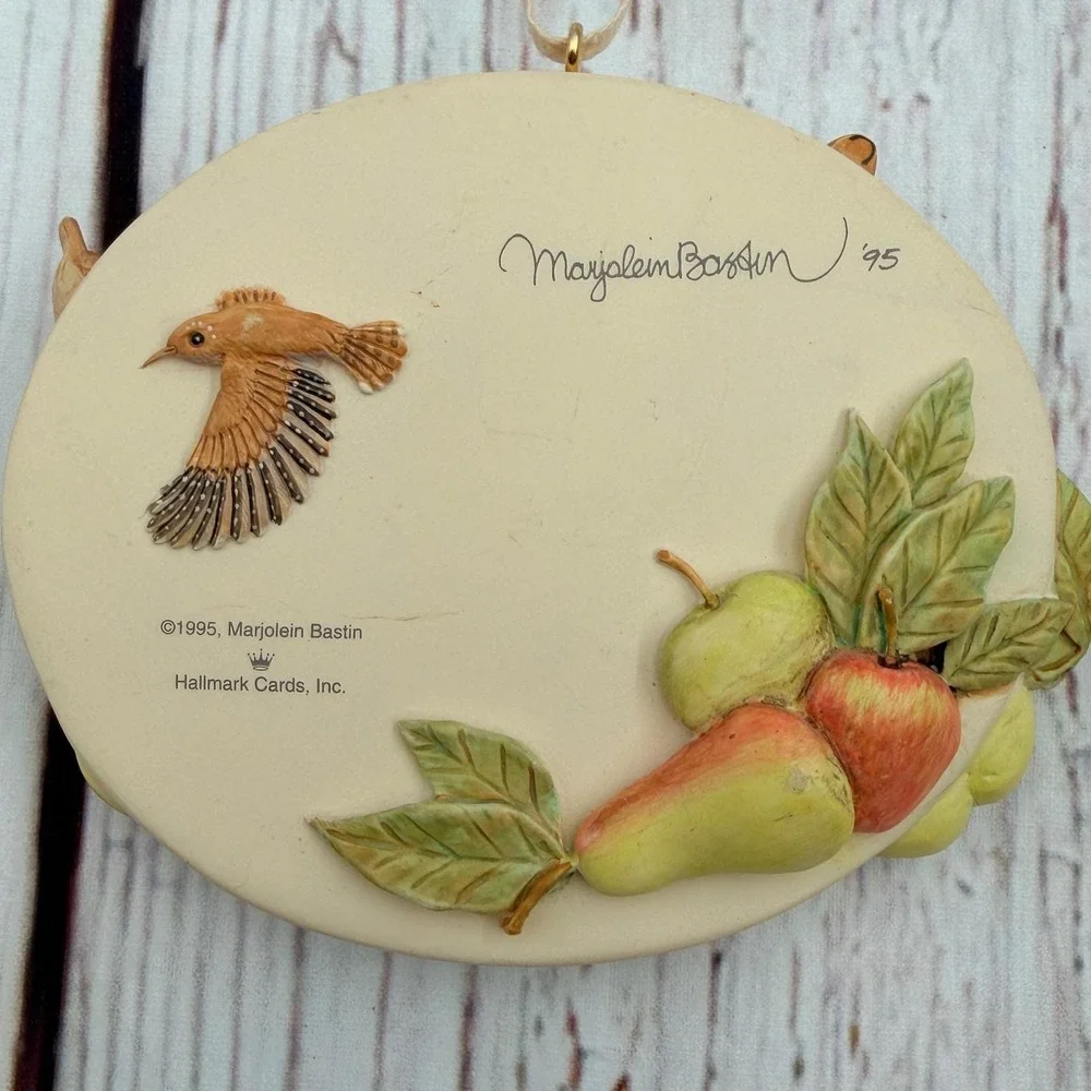 Vintage 1995 Hallmark Marjolein Bastin Nature Basket Bird Ornament with‎ Box